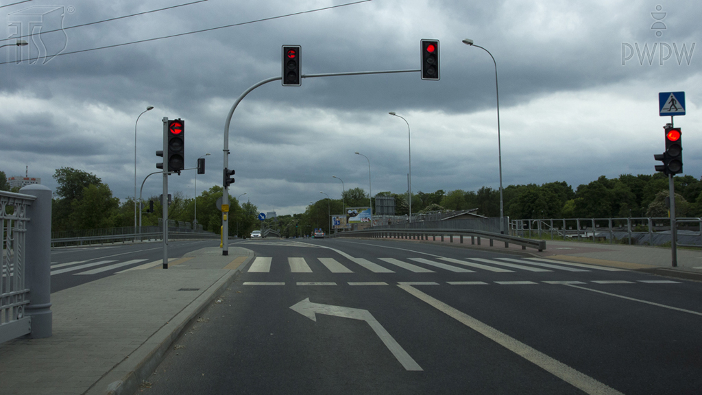 Sytuacja drogowa — pytanie 3122: Zatrzymałeś właśnie swój pojazd. Czy w związku ze znaczeniem nadawanego sygnału świetlnego zrobiłeś to we właściwym miejscu?