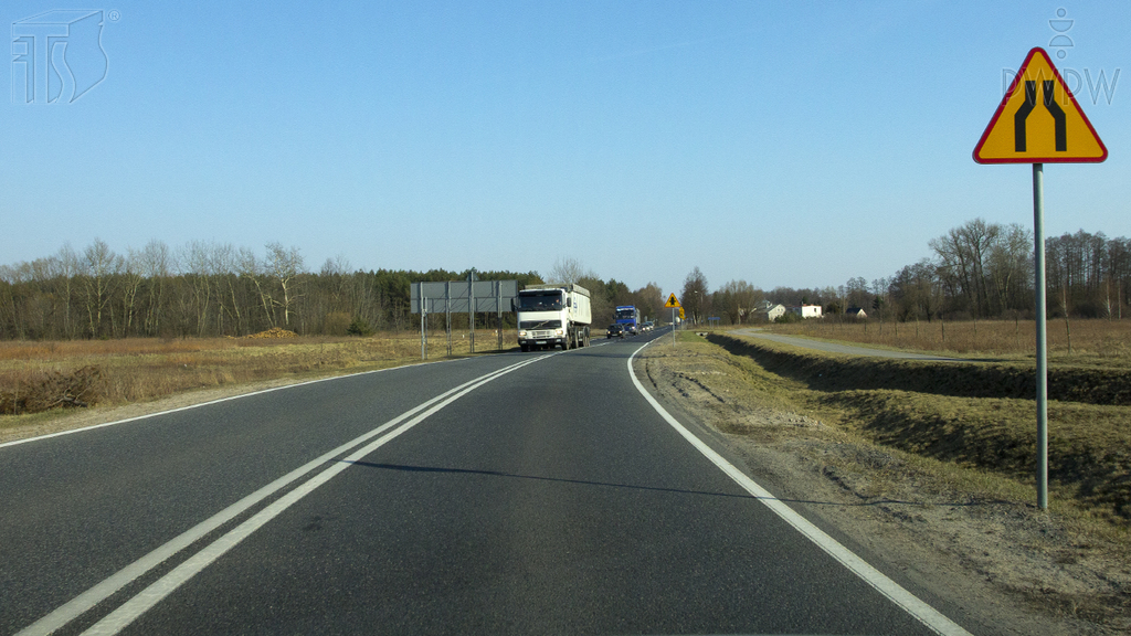 Sytuacja drogowa — pytanie 996: Czy w przedstawionej sytuacji jesteś ostrzegany o zwężeniu jezdni, które może powodować utrudnienia ruchu?
