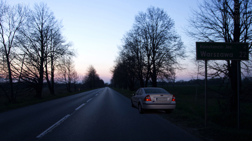 Sytuacja drogowa — pytanie 3731: Czy w tej sytuacji, parkując na drodze, masz obowiązek włączyć światła pozycyjne lub postojowe?