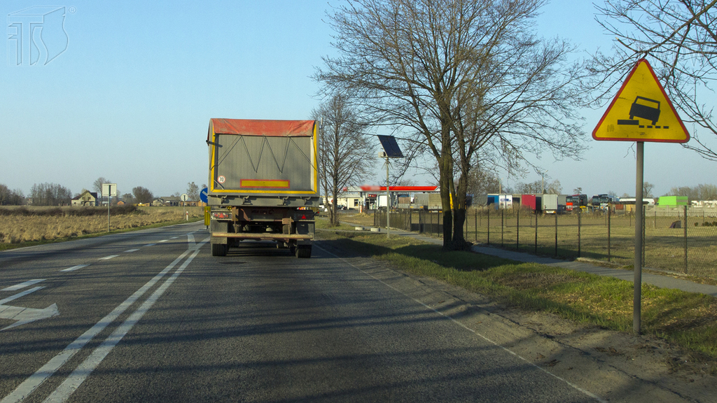 Sytuacja drogowa — pytanie 1033: Czy w przedstawionej sytuacji, wjeżdżając na pobocze, powinieneś zrobić to ostrożnie i znacznie zmniejszyć prędkość?