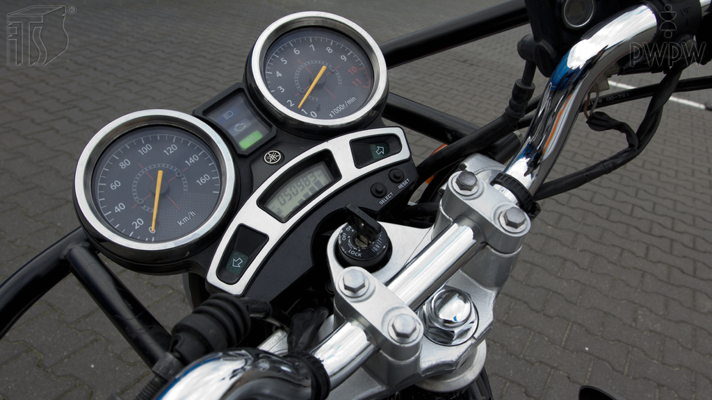 Sytuacja drogowa — pytanie 4448: Czy podczas postoju wolno Ci oddalić się od motocykla, jeśli silnik jest w ruchu?