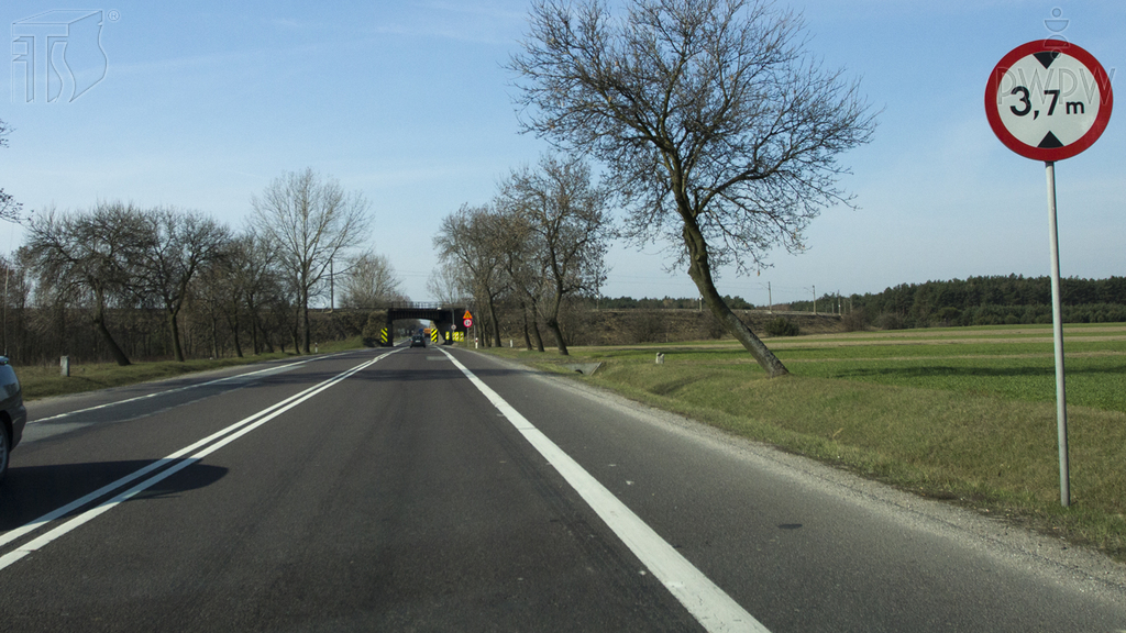 Sytuacja drogowa — pytanie 2835: Kierujesz pojazdem o wysokości 2,8 metra, załadowanym do wysokości 3,8 metra. Czy wolno Ci kontynuować jazdę tą drogą?