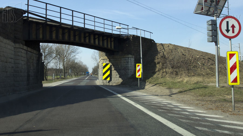 Sytuacja drogowa — pytanie 3906: Czy w tej sytuacji wolno Ci wjechać na zwężony odcinek jezdni, jeżeli nie wymusza to na nadjeżdżającym z przeciwka konieczności zatrzymania się?