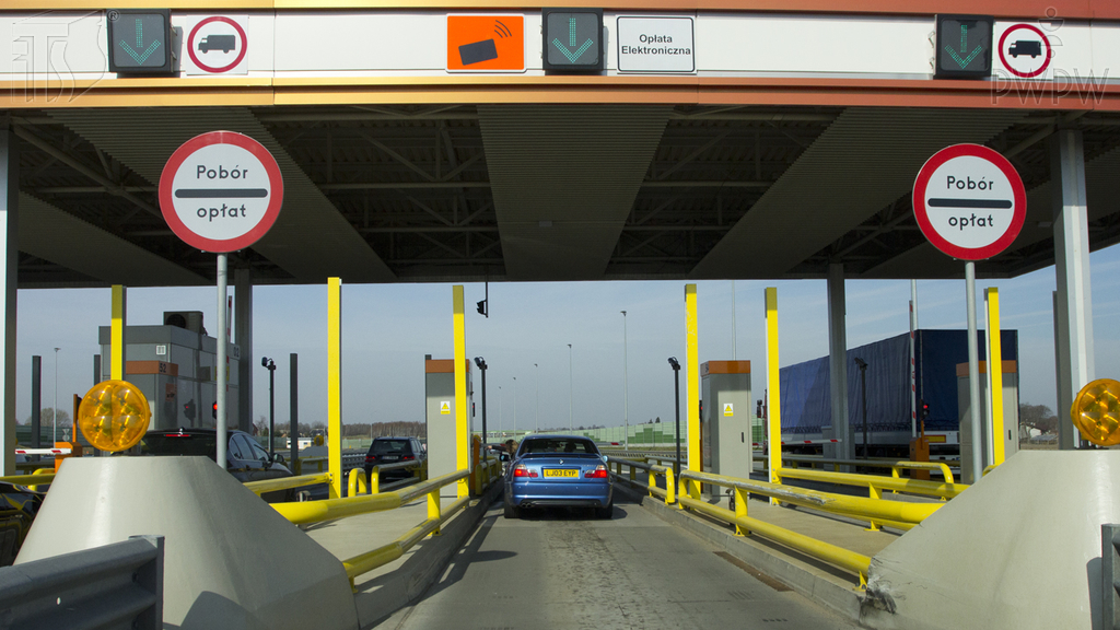 Sytuacja drogowa — pytanie 2832: Kierujesz samochodem ciężarowym o dopuszczalnej masie całkowitej 12 ton. Czy w przedstawionej sytuacji wolno Ci wjechać na autostradę przez tę bramkę?