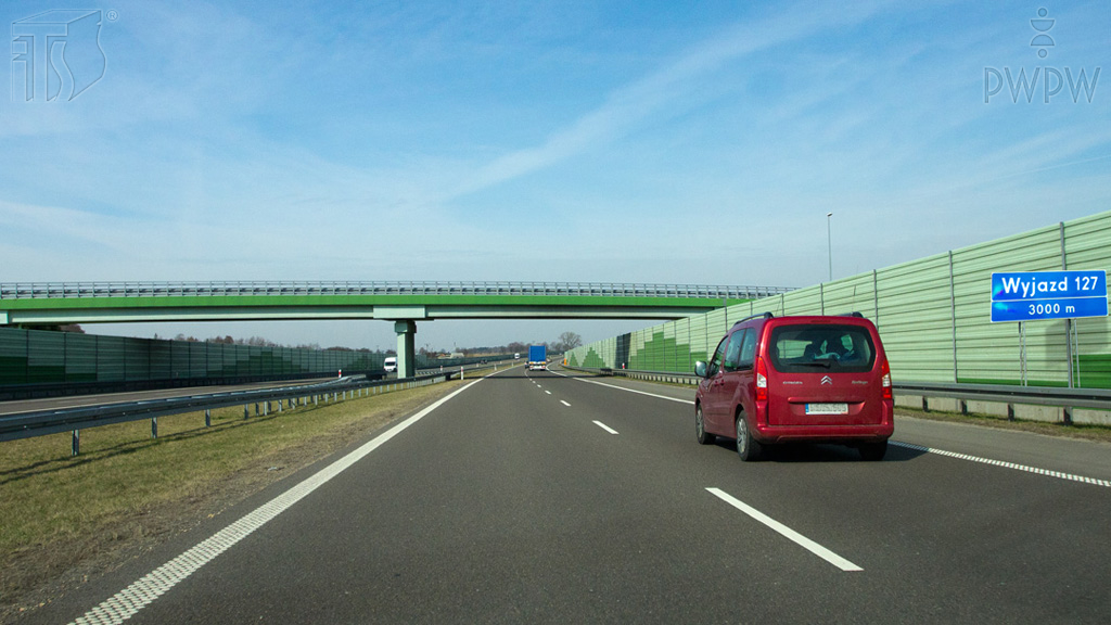 Sytuacja drogowa — pytanie 3645: Czy wolno Ci wyprzedzić pojazd poruszający się obok, zanim zmienisz pas ruchu i zjedziesz z autostrady na najbliższym wyjeździe?