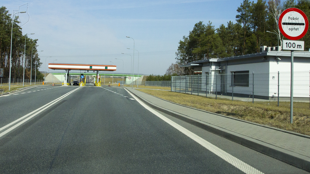 Sytuacja drogowa — pytanie 1533: Czy w przedstawionej sytuacji umieszczona pod znakiem tabliczka wskazuje odległość znaku od miejsca, w którym masz obowiązek zatrzymania się?