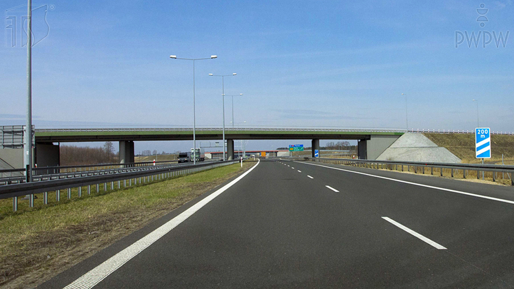 Sytuacja drogowa — pytanie 4155: Czy w tej sytuacji, jeżeli zamierzasz zjechać z autostrady, powinieneś przystąpić do zmiany pasa ruchu?"