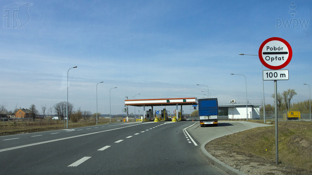 Sytuacja drogowa — pytanie 2843: Czy umieszczona pod widocznym znakiem zakazu tabliczka wskazuje odległość od miejsca, w którym ten zakaz obowiązuje?