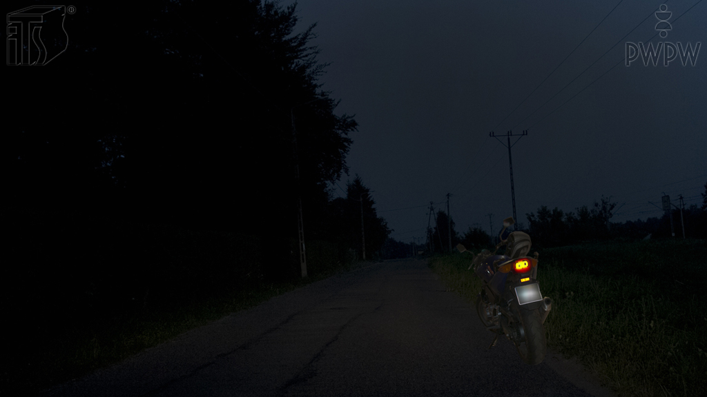 Sytuacja drogowa — pytanie 3729:  Czy w tej sytuacji, parkując motocykl na jezdni, masz obowiązek włączyć światła pozycyjne lub postojowe?
