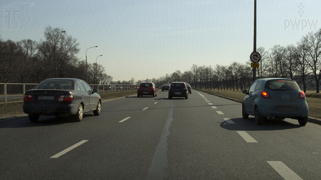 Sytuacja drogowa — pytanie 10034: Którą z podanych wielkości należy uwzględnić, ustalając odstęp od poprzedzającego pojazdu?