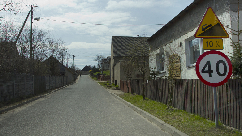 Sytuacja drogowa — pytanie 4257: Czy w przedstawionej sytuacji jesteś ostrzegany o znacznym wzniesieniu drogi?