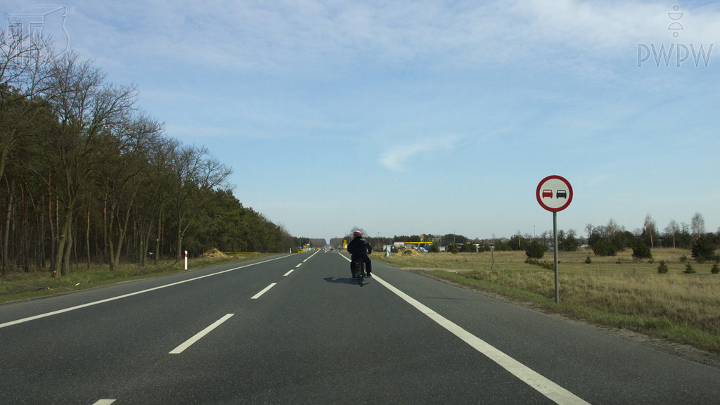 Sytuacja drogowa — pytanie 2841: Czy ten znak zabrania Ci wyprzedzać motocykle jednośladowe?