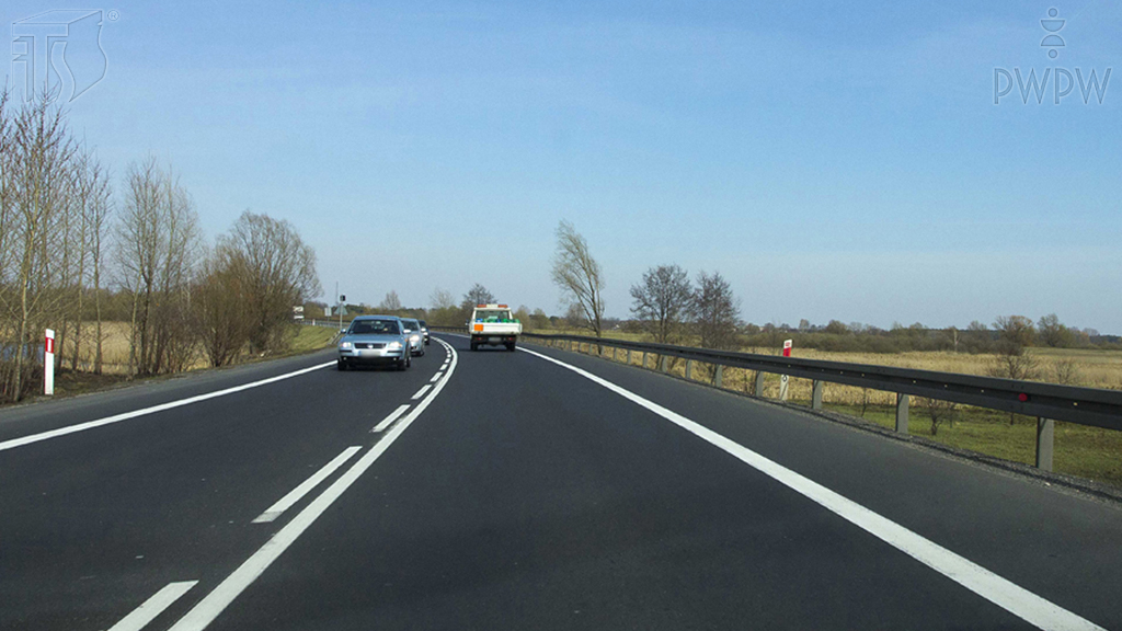 Sytuacja drogowa — pytanie 4373: Jedziesz z prędkością 90 km/h. Jaka pozycja początkowa zapewni Ci optymalny tor jazdy po zakręcie?
