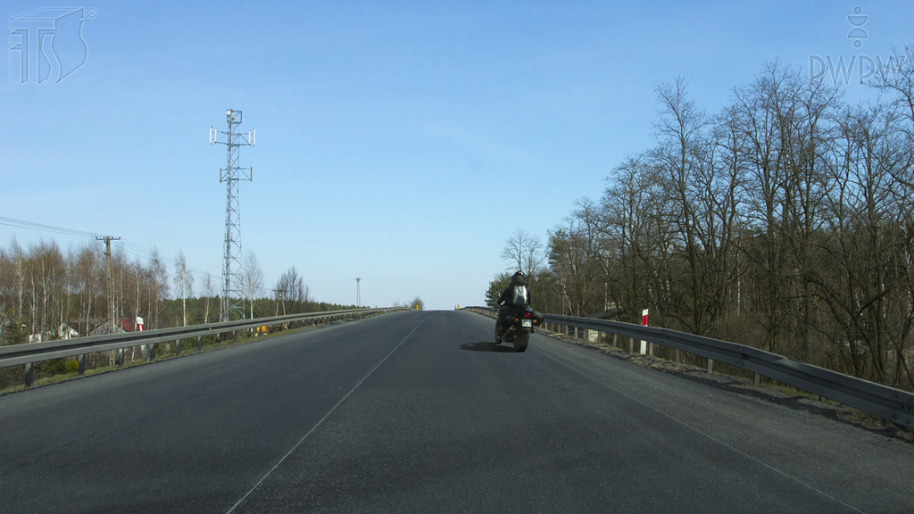 Sytuacja drogowa — pytanie 13497: Czy w tej sytuacji, dojeżdżając jezdnią dwukierunkową do wierzchołka wzniesienia, wolno Ci wyprzedzić ten motocykl ?