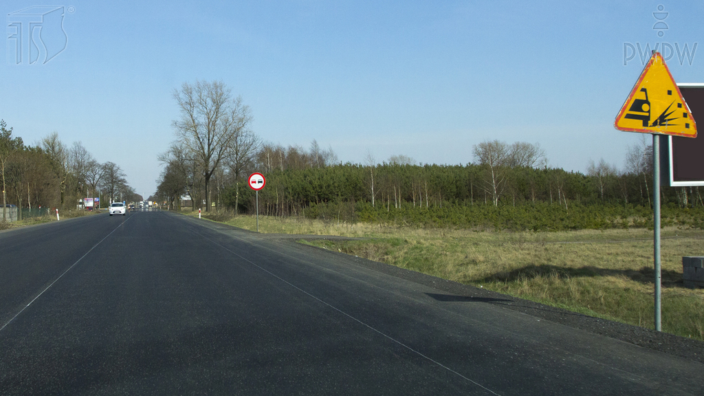 Sytuacja drogowa — pytanie 1025: Czy w przedstawionej sytuacji jesteś ostrzegany o drodze pokrytej żwirem, który może być wyrzucany spod kół jadących pojazdów?