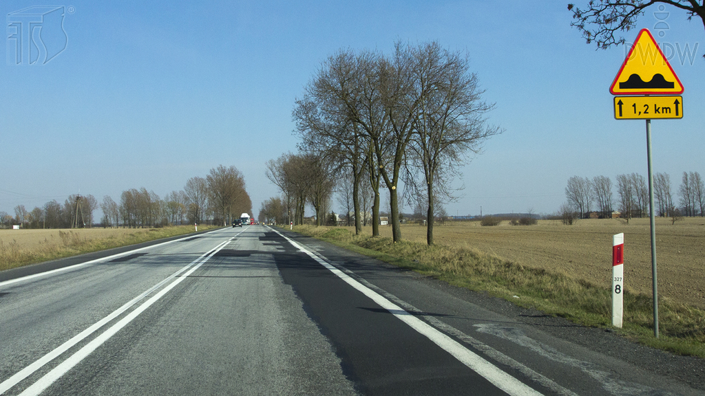 Sytuacja drogowa — pytanie 990: Czy w przedstawionej sytuacji jesteś ostrzegany o nierównościach na drodze, występujących na odcinku 1,2 km za znakiem?