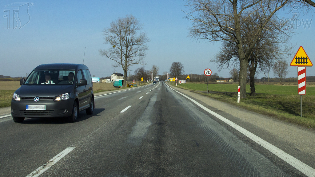 Sytuacja drogowa — pytanie 4208: Czy w przedstawionej sytuacji jesteś ostrzegany o zbliżaniu się do przejazdu kolejowego, wyposażonego w zapory lub półzapory?