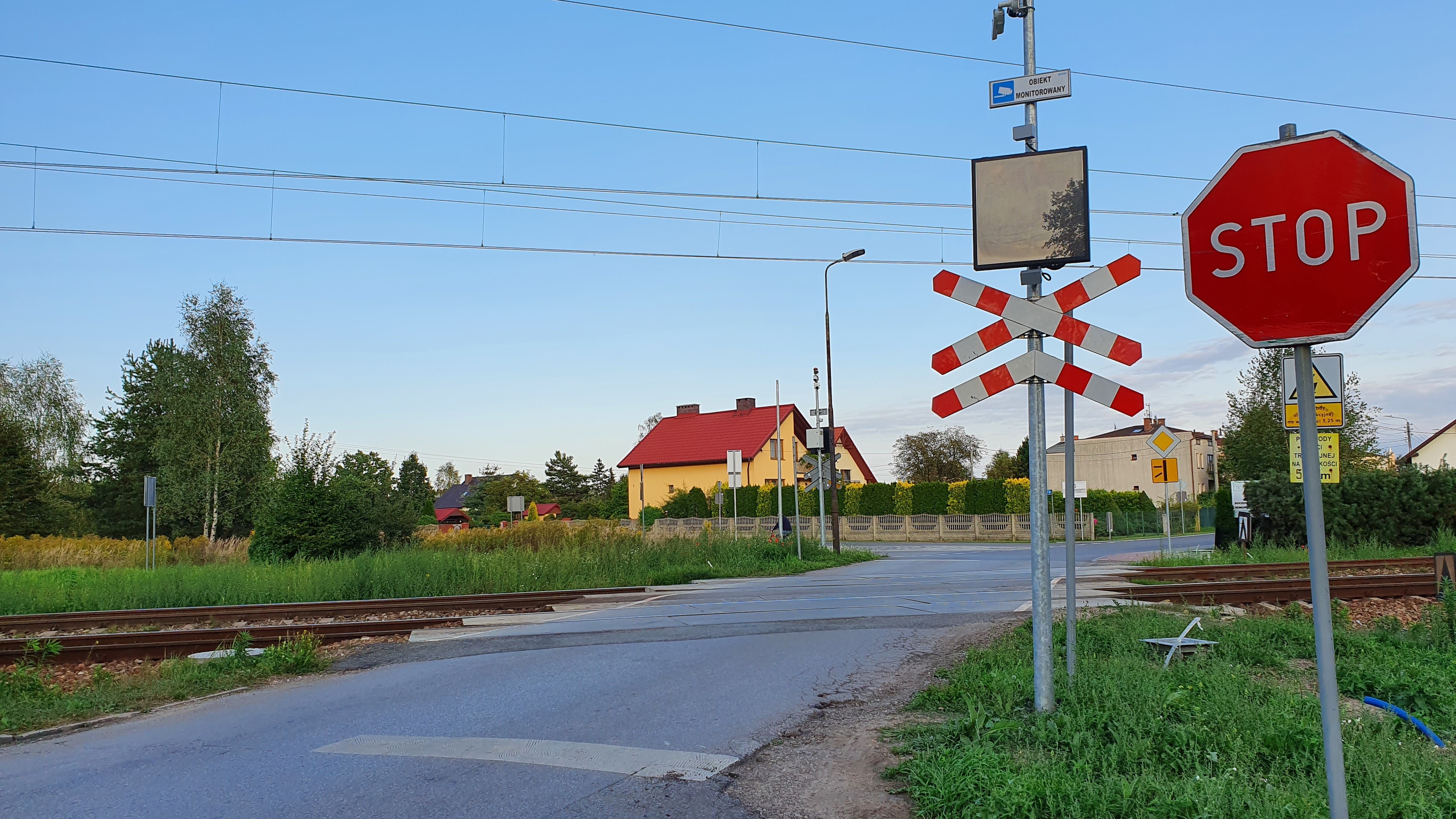 Sytuacja drogowa — pytanie 13454: Czy dojeżdżając do tak oznakowanego przejazdu możesz spodziewać się ograniczonej widoczności?