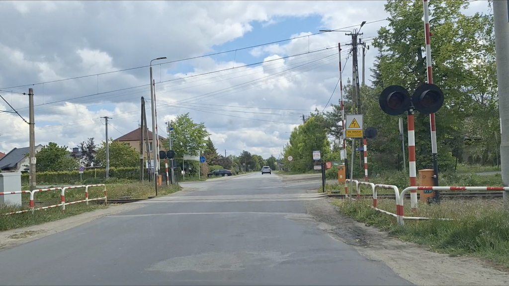 Sytuacja drogowa — pytanie 13455: Czy zbliżając się do przejazdu kolejowego z siecią trakcyjną powinieneś mieć świadomość dodatkowego zagrożenia?