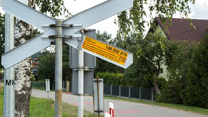 Sytuacja drogowa — pytanie 13462: Czy podanie numeru przejazdu kolejowego operatorowi telefonu 112 wskaże dokładnie położenie przejazdu kolejowego, na którym pojazd uległ awarii?