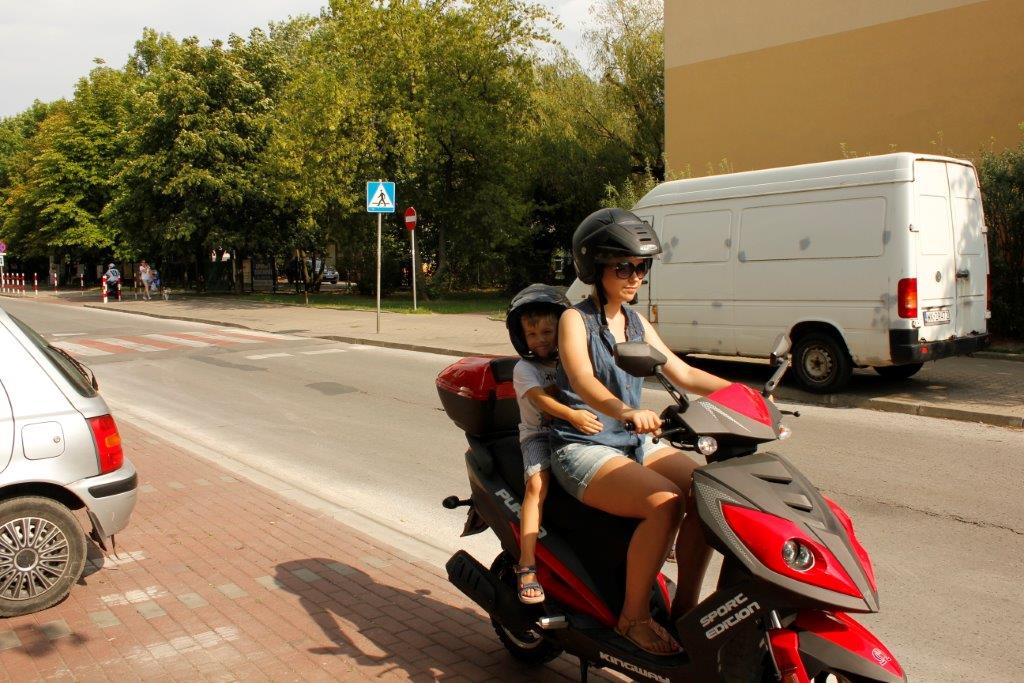 Sytuacja drogowa — pytanie 10083: Czy przewożąc pasażera w wieku 6 lat motorowerem masz prawo poruszać się z prędkością 50 km/h?