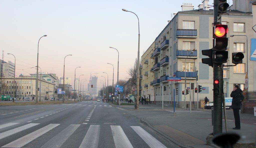 Sytuacja drogowa — pytanie 8251: Czy w tej sytuacji masz prawo wjechać za sygnalizator, jeżeli nie utrudnisz ruchu pieszym?