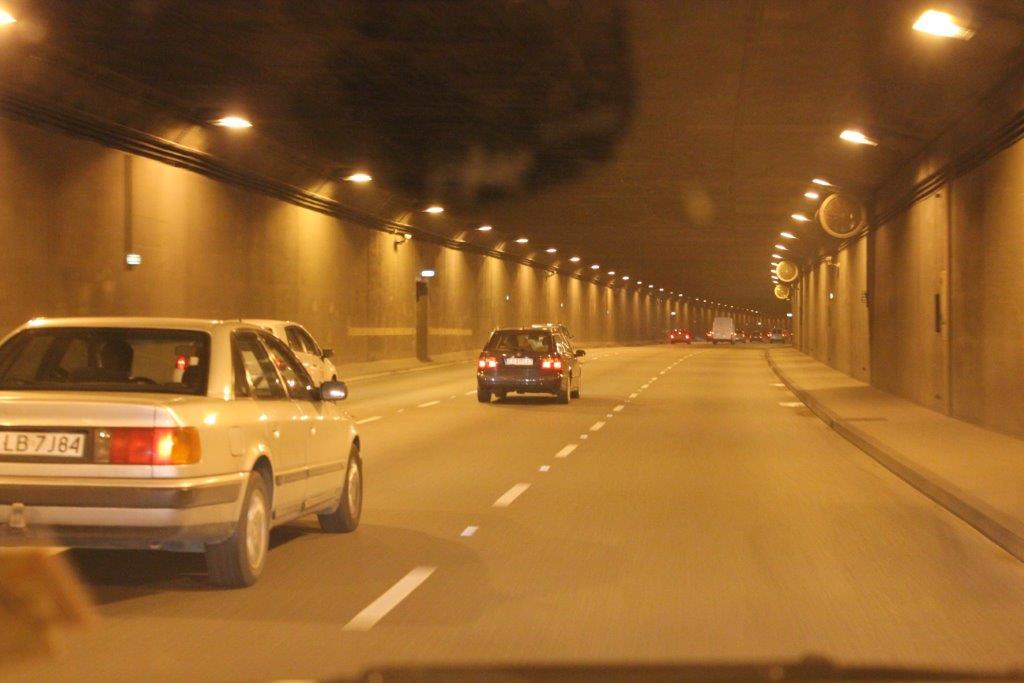 Sytuacja drogowa — pytanie 8236: Czy zabrania się cofania pojazdem w tunelu, na moście i wiadukcie?