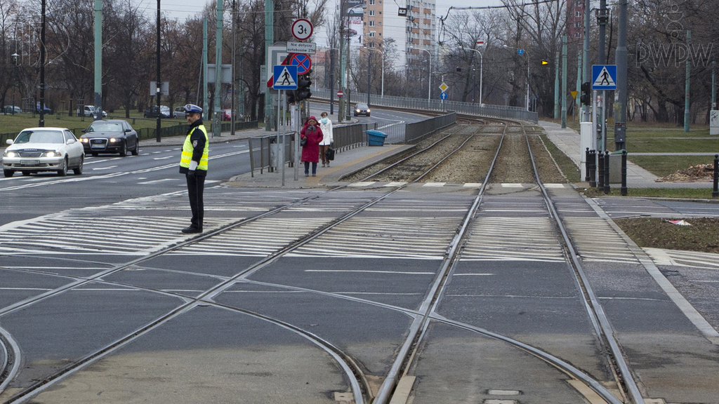 Sytuacja drogowa — pytanie 3484: Czy w tej sytuacji masz prawo pojechać na wprost?