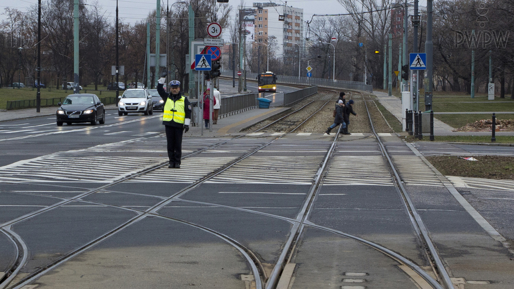 Sytuacja drogowa — pytanie 3486: Czy w tej sytuacji powinieneś być przygotowany do wjechania na skrzyżowanie?