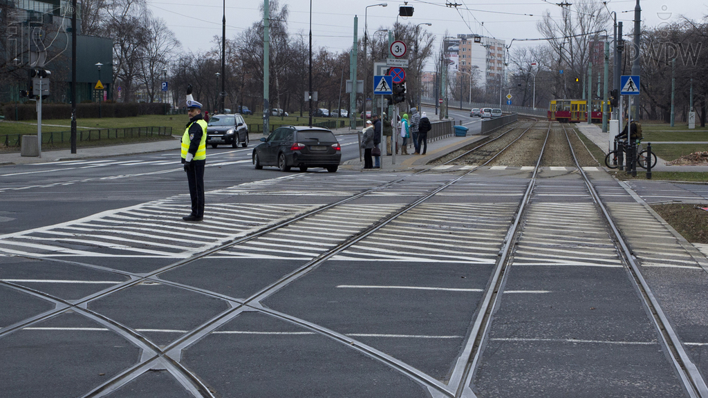 Sytuacja drogowa — pytanie 4008: Czy uniesiona ręka policjanta oznacza mającą nastąpić zmianę nadawanego sygnału?