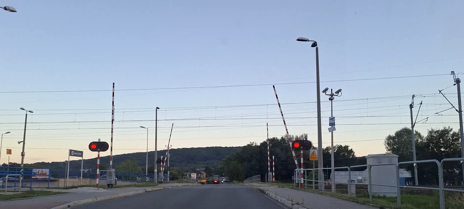 Sytuacja drogowa — pytanie 13635: Czy w tej sytuacji wolno Ci jeszcze wjechać na przejazd kolejowy ?