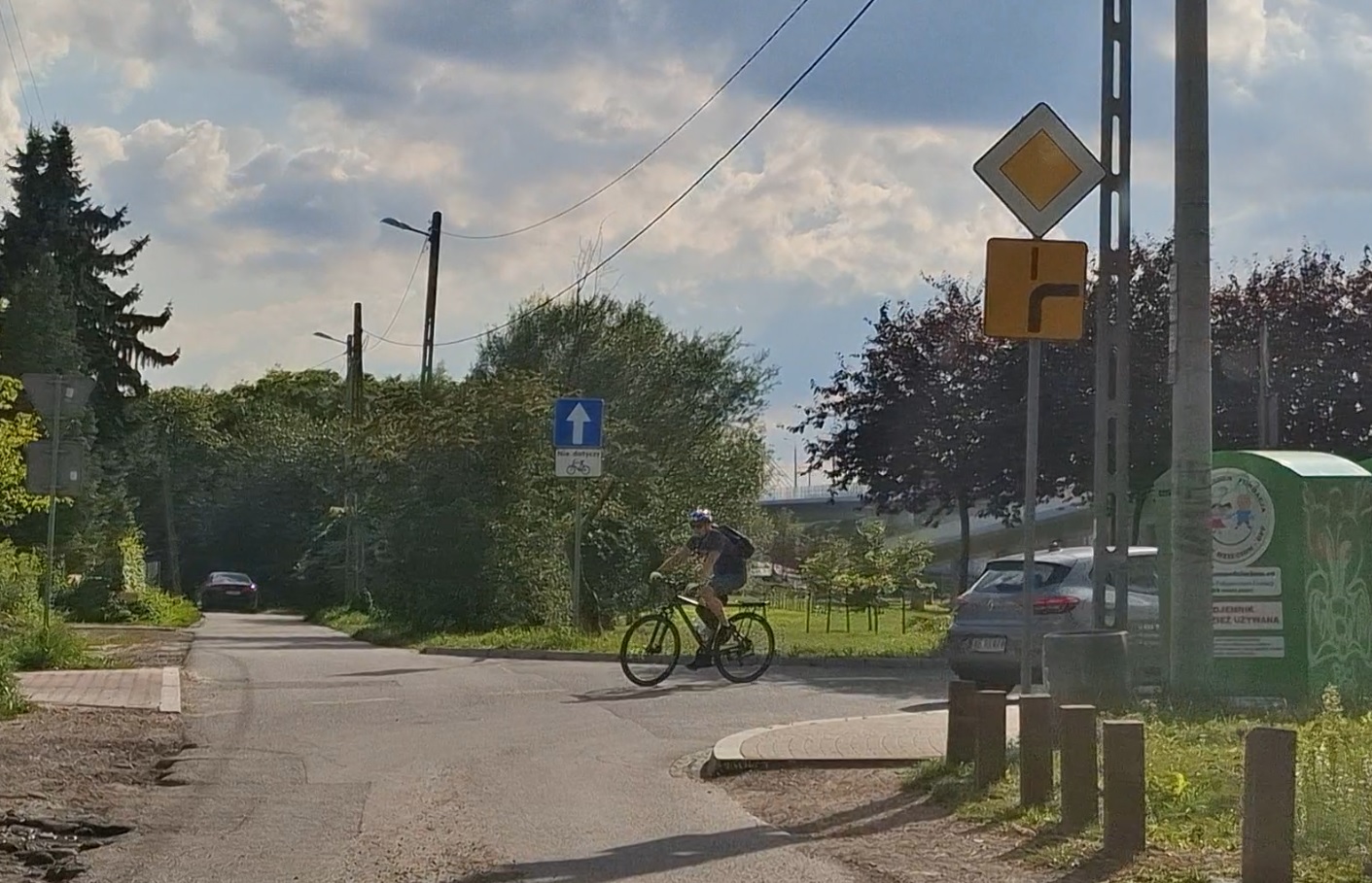 Sytuacja drogowa — pytanie 13639: Czy w tej sytuacji jadąc na wprost masz pierwszeństwo przed rowerzystą?