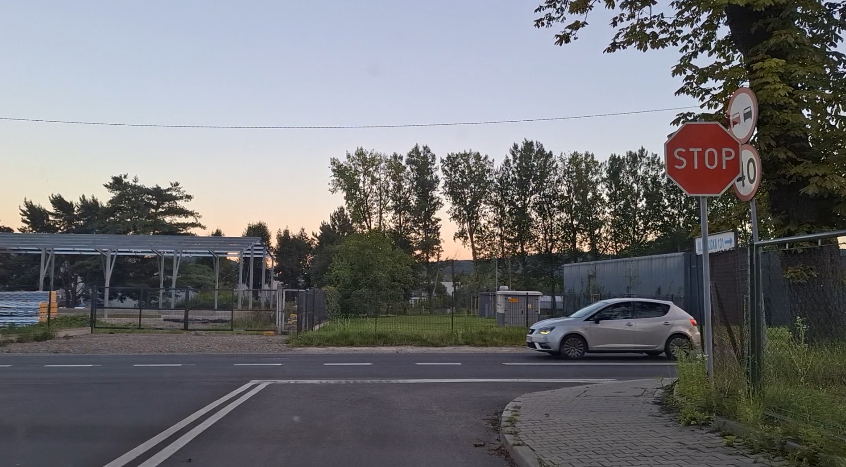 Sytuacja drogowa — pytanie 13648: Czy w tej sytuacji, w związku z obowiązkiem ustąpienia pierwszeństwa pojazdowi z prawej strony, masz obowiązek zatrzymać się przed znakiem STOP a następnie przed linią zatrzymania ?