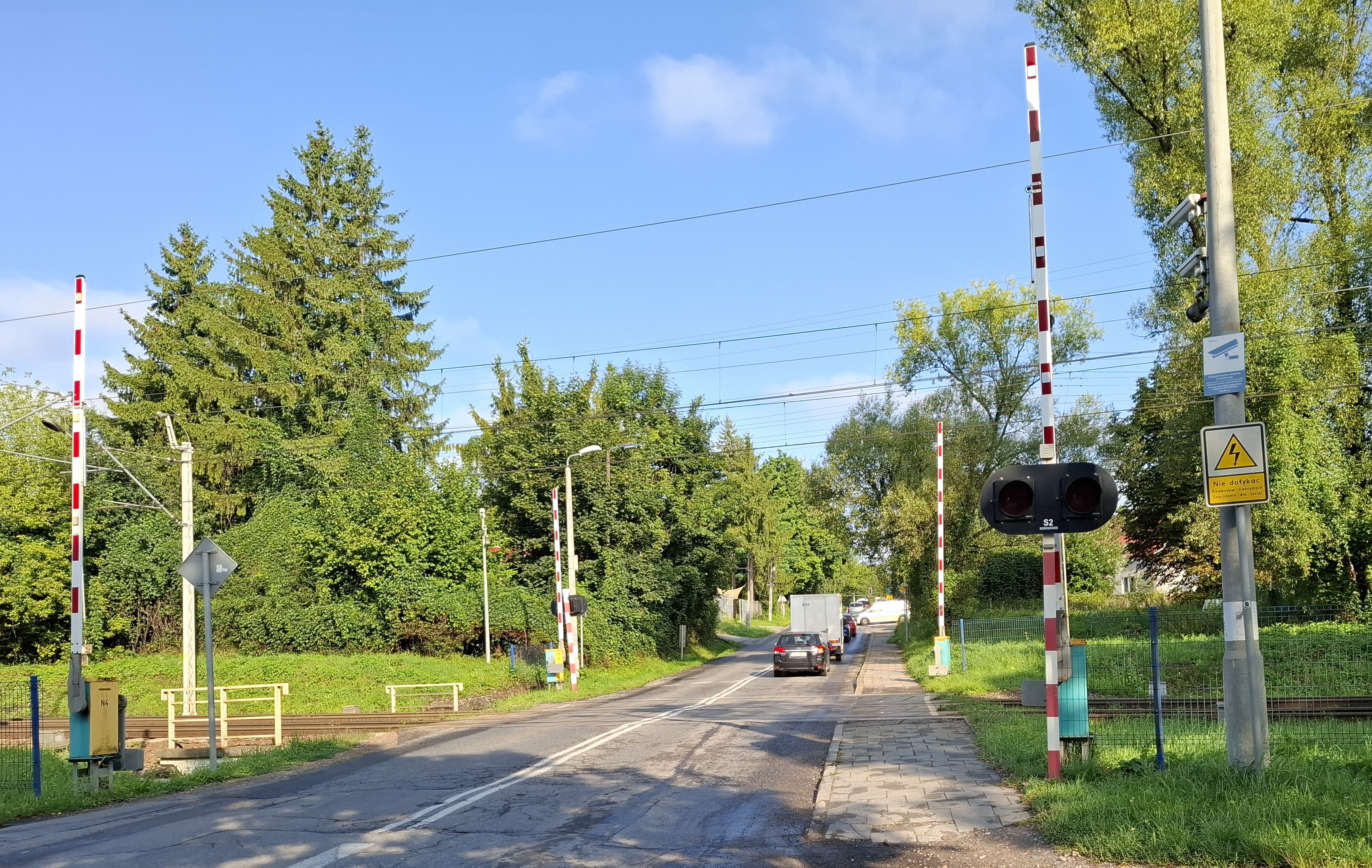 Sytuacja drogowa — pytanie 13637: Czy w tej sytuacji możesz wjechać na przejazd kolejowy jeżeli widzisz, że po drugiej stronie przejazdu nie ma miejsca do kontynuowania jazdy ?