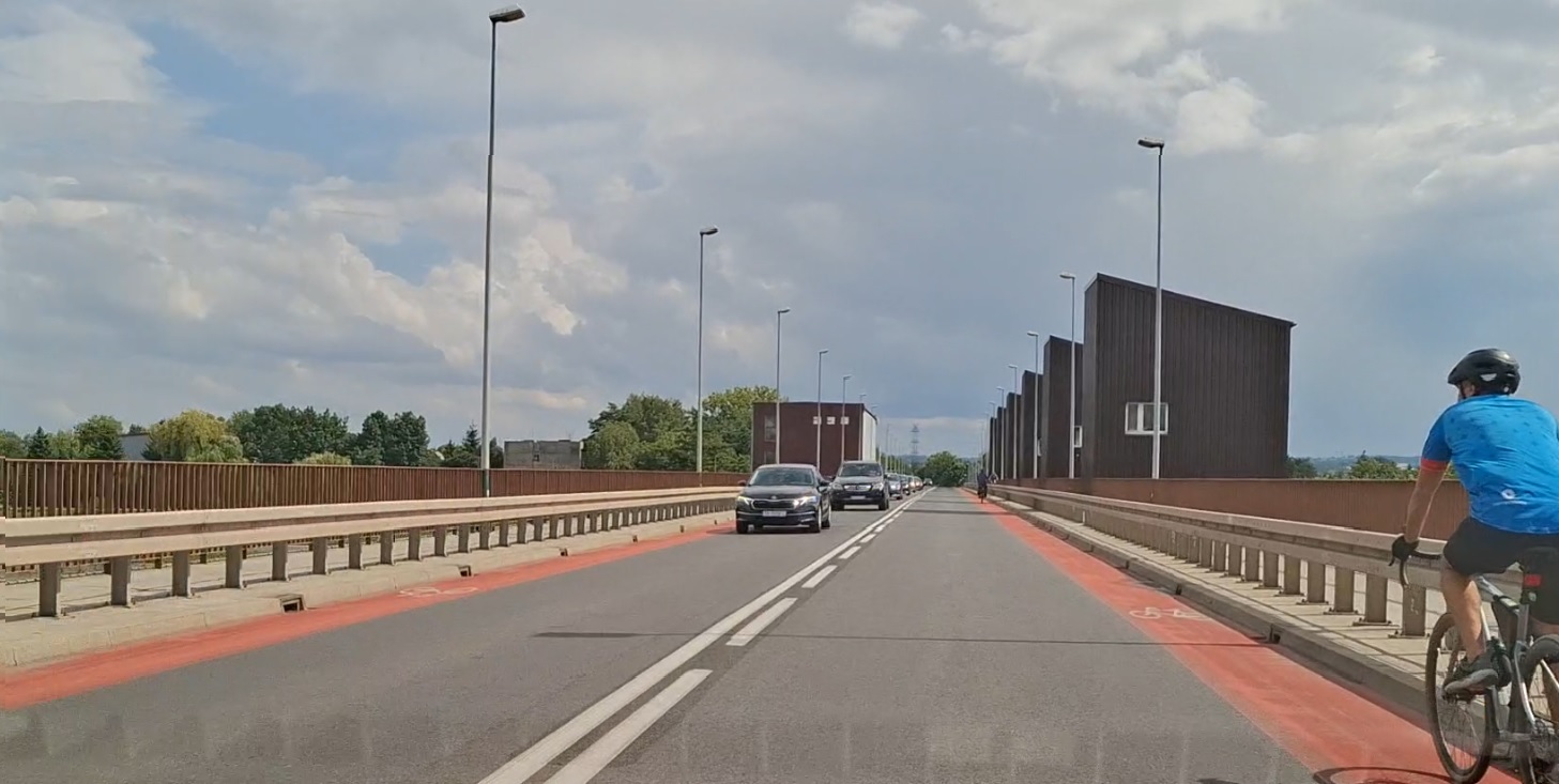 Sytuacja drogowa — pytanie 13655: Czy wyprzedzając rower jadący pasem ruchu dla rowerów musisz zachować od niego odstęp boczny o wielkości co najmniej 1m ?
