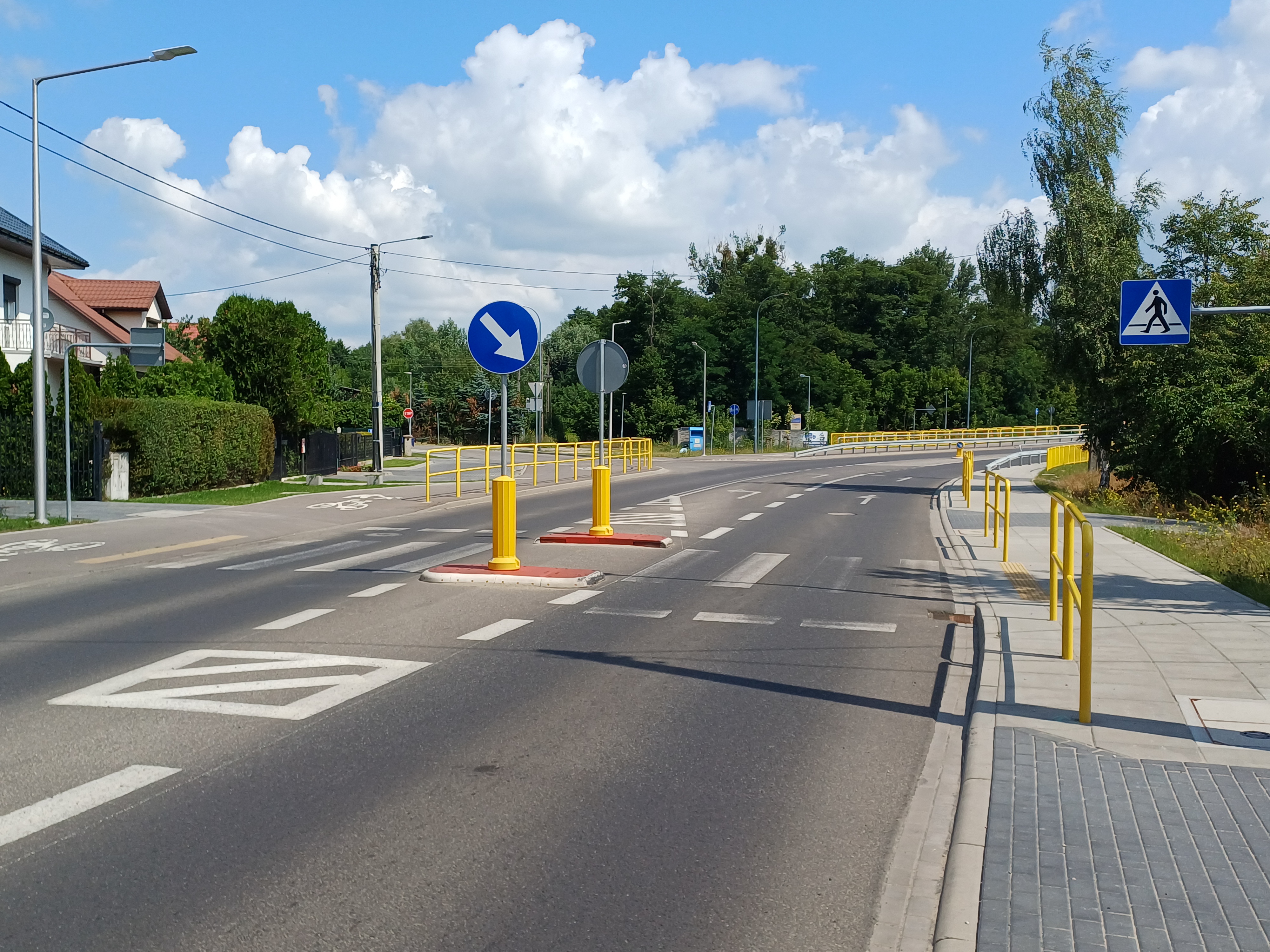 Sytuacja drogowa — pytanie 13757: Czy kierujący pojazdem, zbliżając się do tak oznaczonego przejścia dla pieszych może spodziewać się dziecka, w wieku do lat 10 jadącego rowerem pod opieką osoby dorosłej, przekraczających jezdnię w tym miejscu?