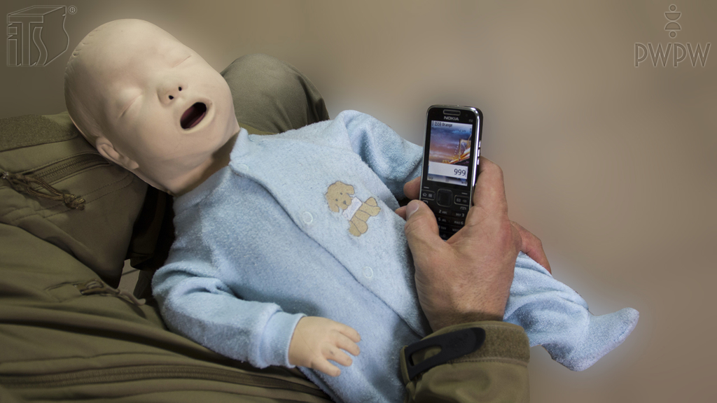 Sytuacja drogowa — pytanie 2145: Stwierdzasz brak oddechu u dziecka. Nie masz nikogo do pomocy. Które z wymienionych działań należy podjąć?
