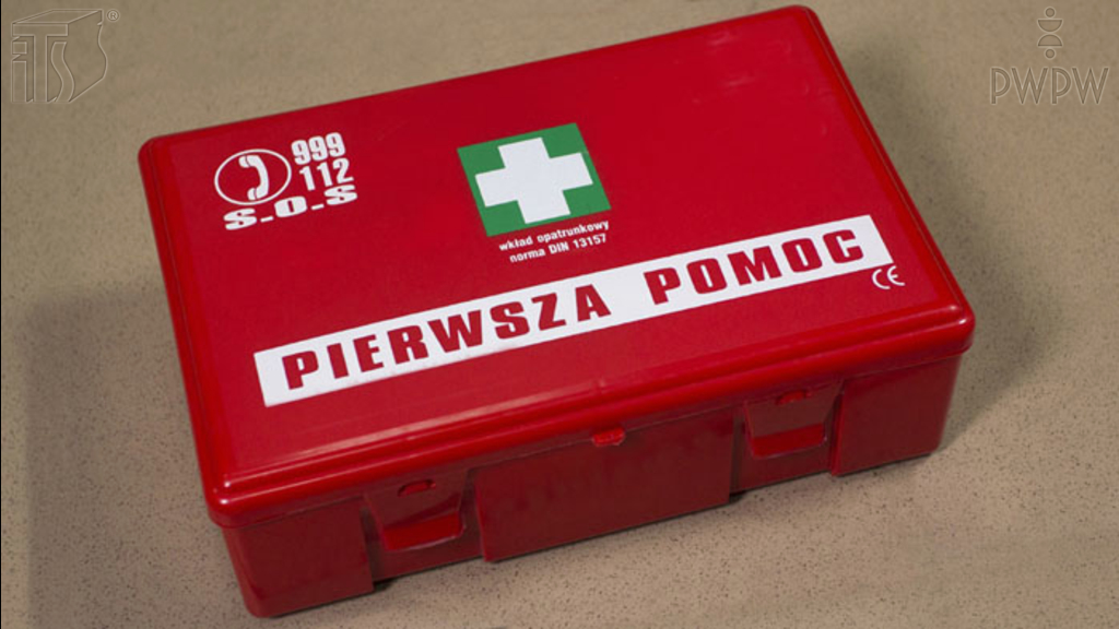 Sytuacja drogowa — pytanie 2188: Poszkodowany ma złamanie zamknięte kończyny dolnej i skarży się na silny ból. Czeka na przyjazd zespołu ratownictwa medycznego. Jakie działania powinien podjąć świadek zdarzenia?