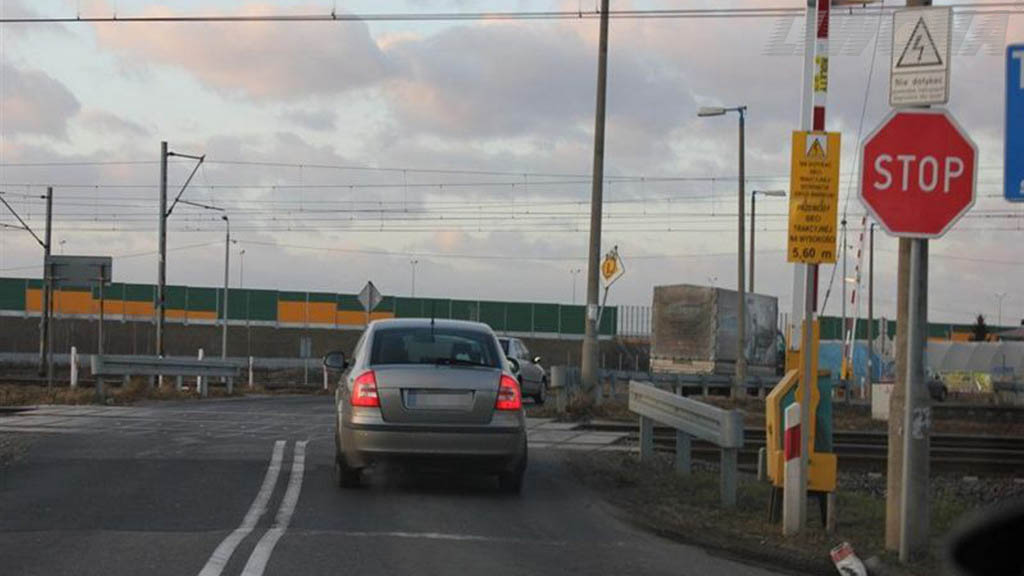 Sytuacja drogowa — pytanie 8323: Czy w razie unieruchomienia pojazdu na przejeździe kolejowym masz obowiązek ostrzec kierującego pojazdem szynowym, jeżeli nie jest możliwie usunięcie pojazdu z tego przejazdu?