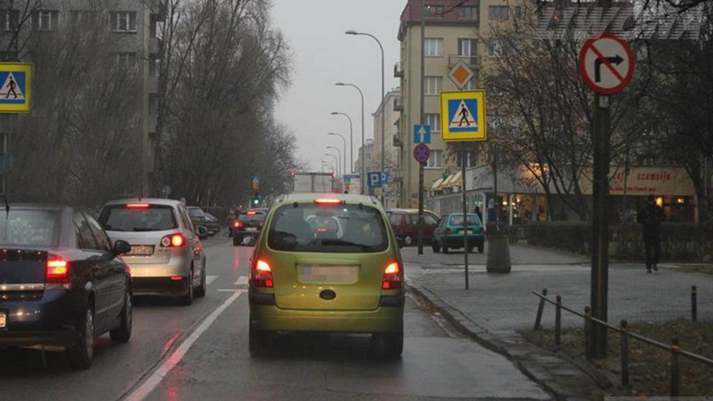 Sytuacja drogowa — pytanie 8292: Czy podczas powolnej jazdy w warunkach zatoru drogowego powinieneś spodziewać się, że będziesz wyprzedzany z prawej strony przez kierującego rowerem?