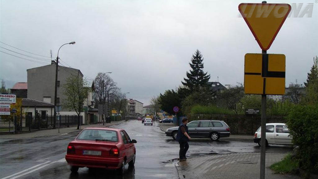 Sytuacja drogowa — pytanie 8584: Czy w tej sytuacji, zamierzając jechać prosto przez skrzyżowanie, masz pierwszeństwo przed innymi uczestnikami ruchu drogowego?