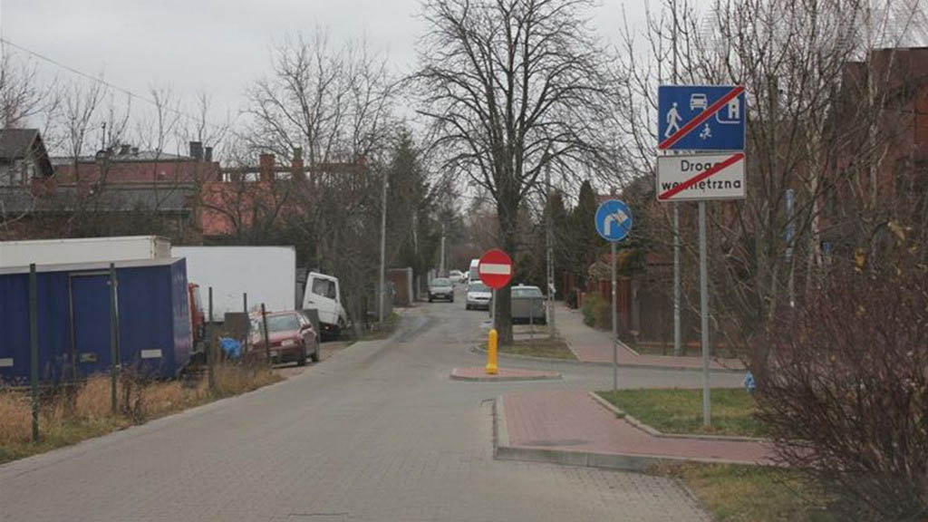 Sytuacja drogowa — pytanie 8522: Czy wyjeżdżając za te znaki informacyjne włączasz się do ruchu?