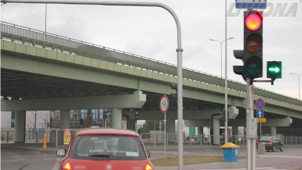 Sytuacja drogowa — pytanie 8646: Czy widoczny sygnał zezwala na skręcenie w prawo bez zatrzymania?