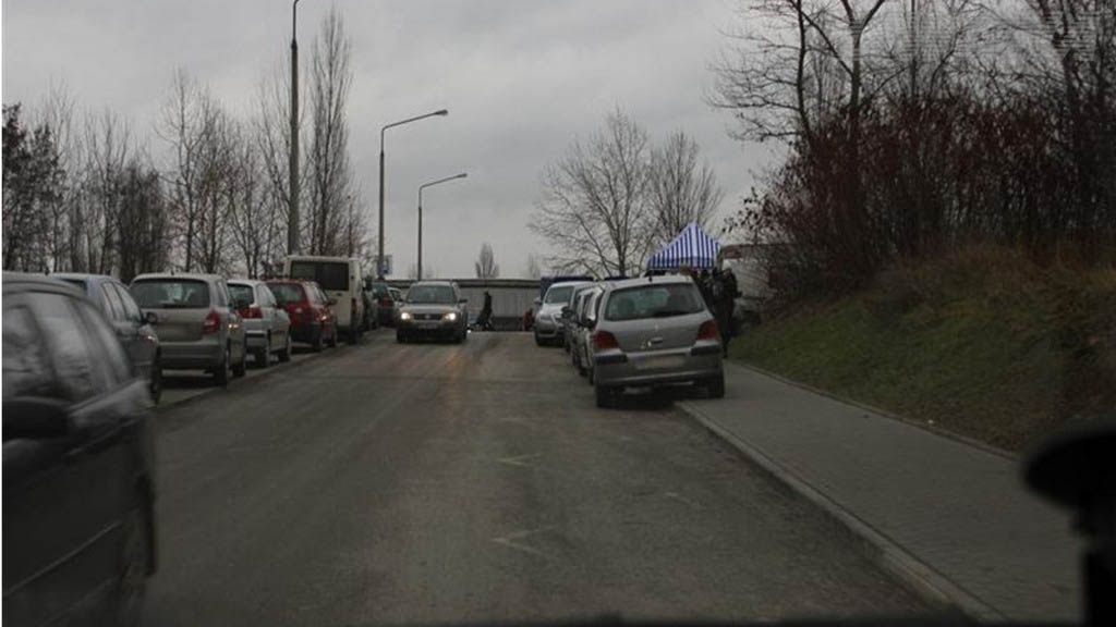 Sytuacja drogowa — pytanie 8217: Czy w widocznej sytuacji masz prawo kontynuować jazdę przed pojazdem nadjeżdżającym z przeciwka?