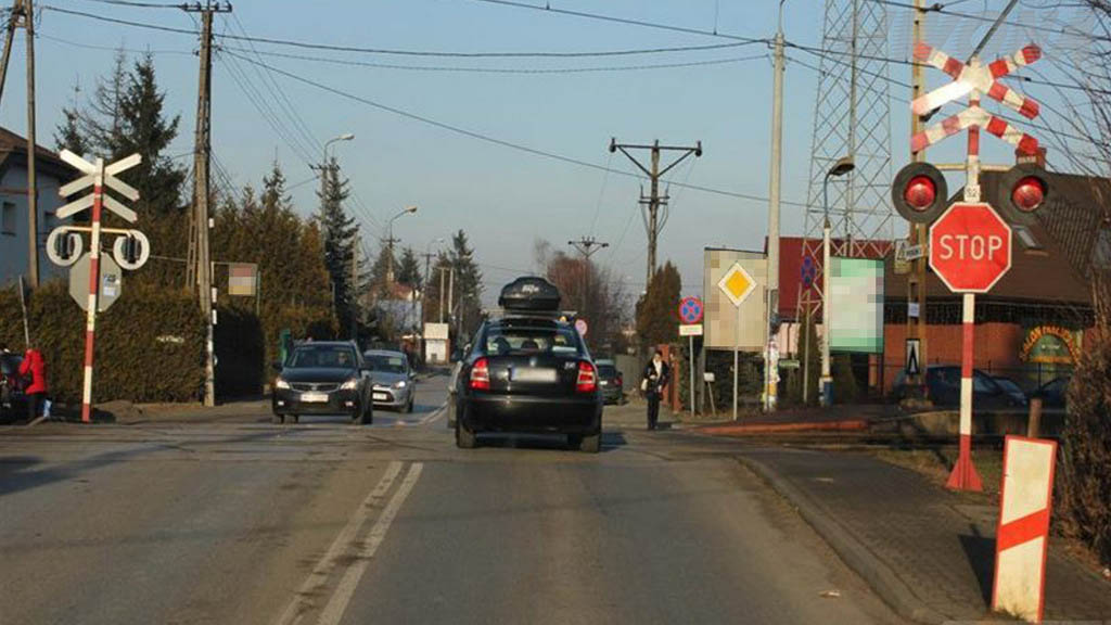 Sytuacja drogowa — pytanie 8315: Czy w widocznej sytuacji znajdujesz się przed przejazdem kolejowym jednotorowym?