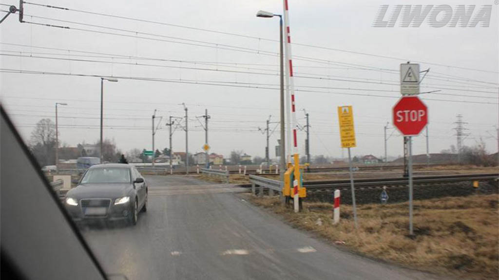 Sytuacja drogowa — pytanie 8322: Czy przed wjechaniem na tory należy upewnić się, czy nie zbliża się pojazd szynowy?