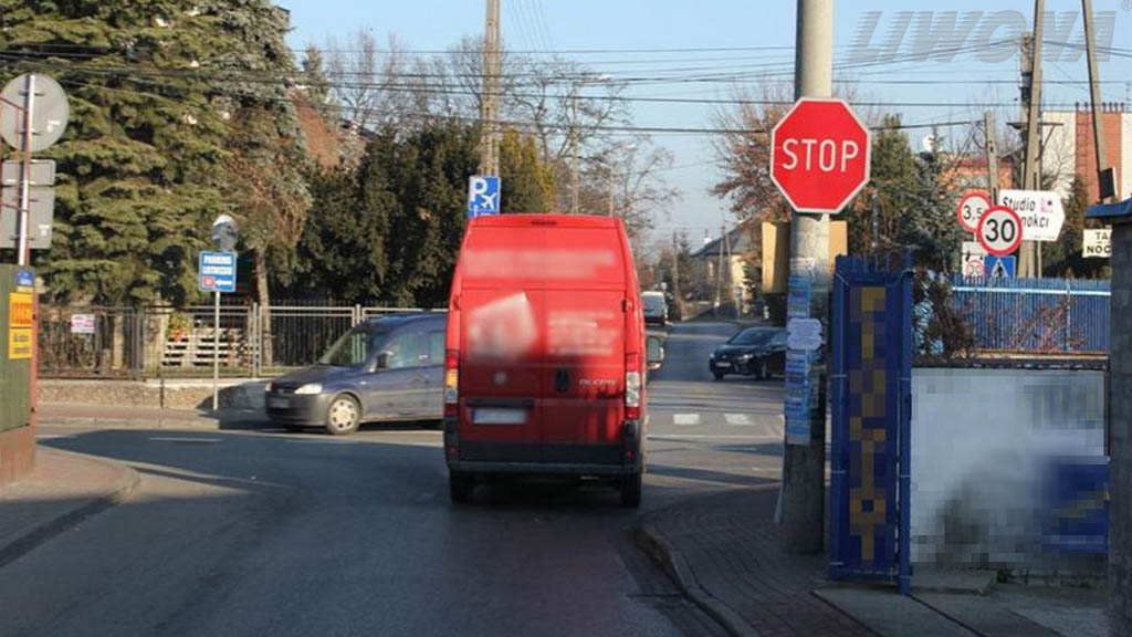 Sytuacja drogowa — pytanie 8374: Czy na tym skrzyżowaniu zatrzymanie pojazdu powinno nastąpić przed znakiem „STOP”?