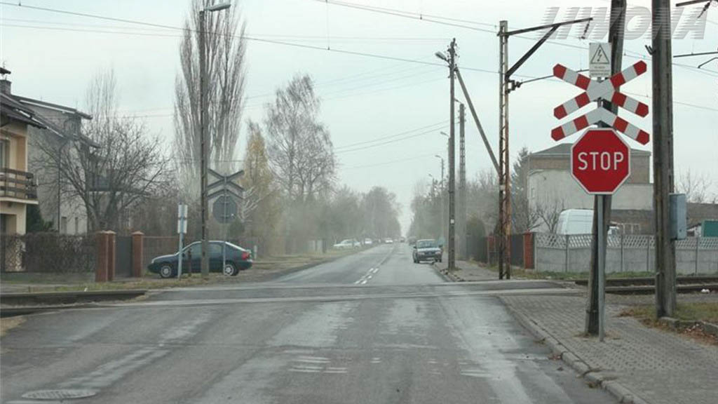 Sytuacja drogowa — pytanie 8329: Czy w widocznej sytuacji masz obowiązek zachować szczególną ostrożność, zatrzymać pojazd oraz upewnić się czy nie nadjeżdża pojazd szynowy?