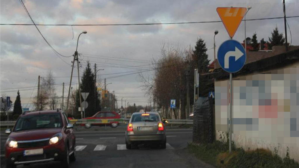 Sytuacja drogowa — pytanie 8070: Czy masz obowiązek każdorazowo zatrzymać pojazd przed wjazdem na takie skrzyżowanie?