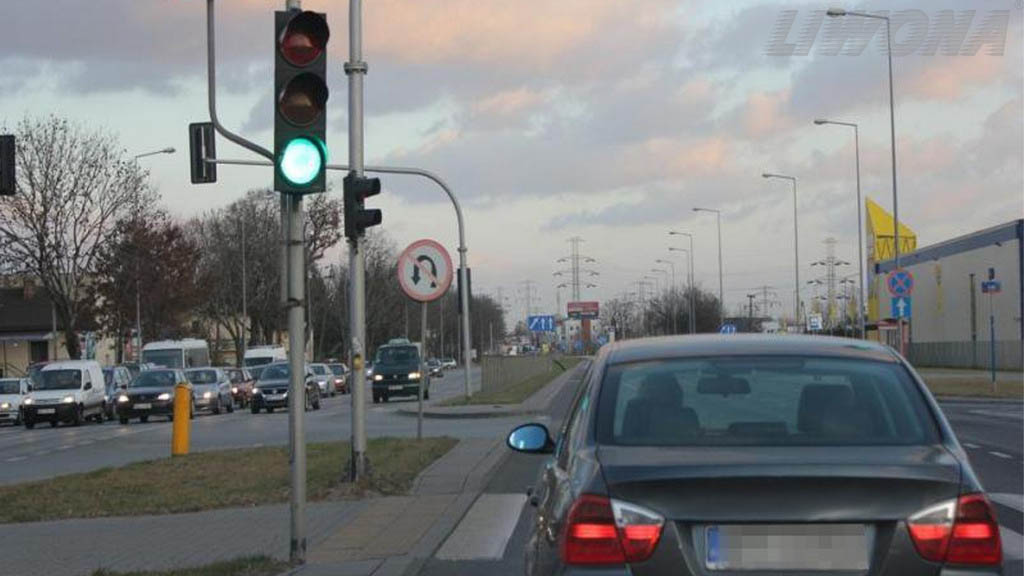 Sytuacja drogowa — pytanie 8380: Czy w widocznej sytuacji dopuszczalne jest zawracanie?